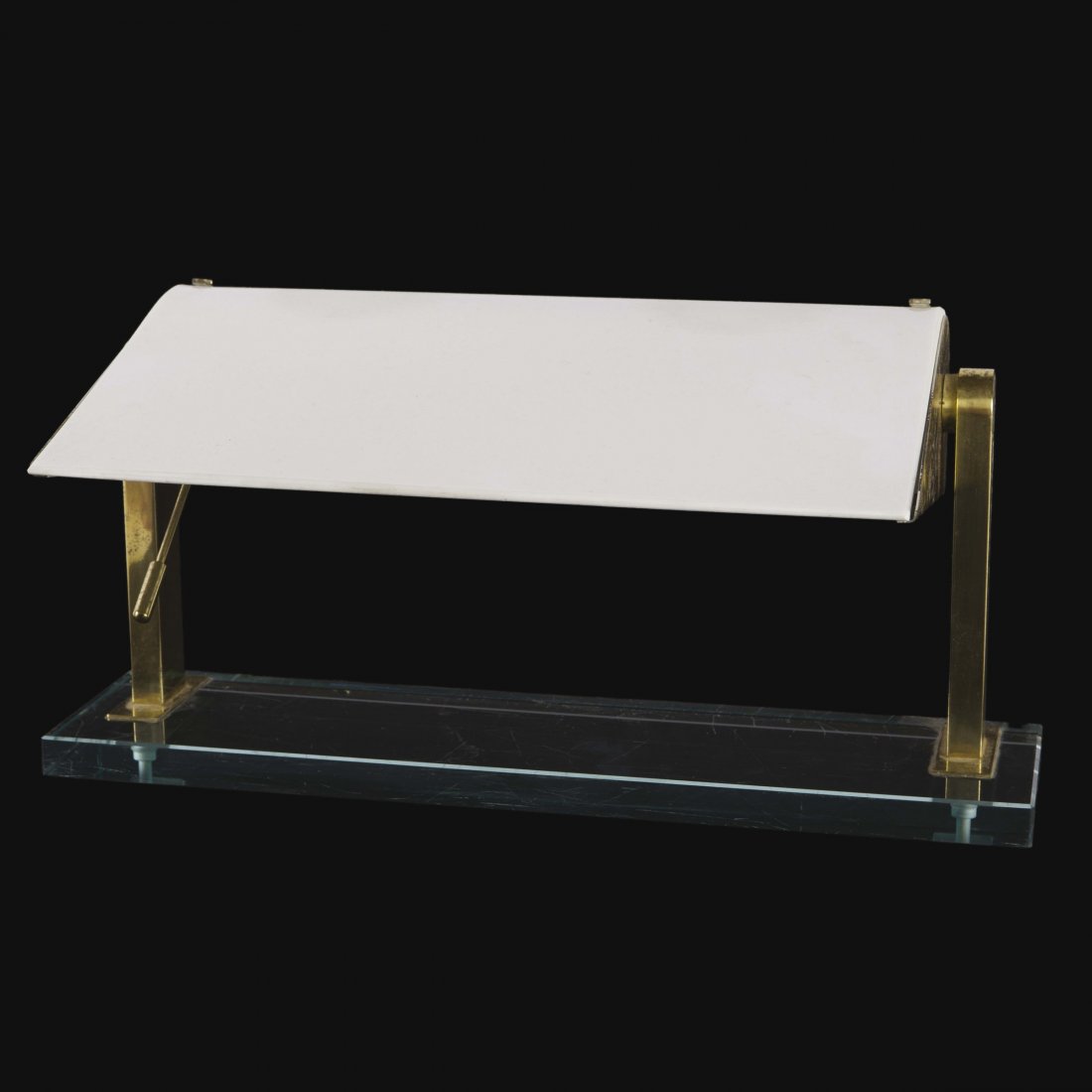 Pietro Chiesa,: Lampada da tavolo in ottone con riflettore in vetro opalino e base in vetro molato. Prod. Fontana Arte, Italia, 1950 ca. cm. 44x22x20