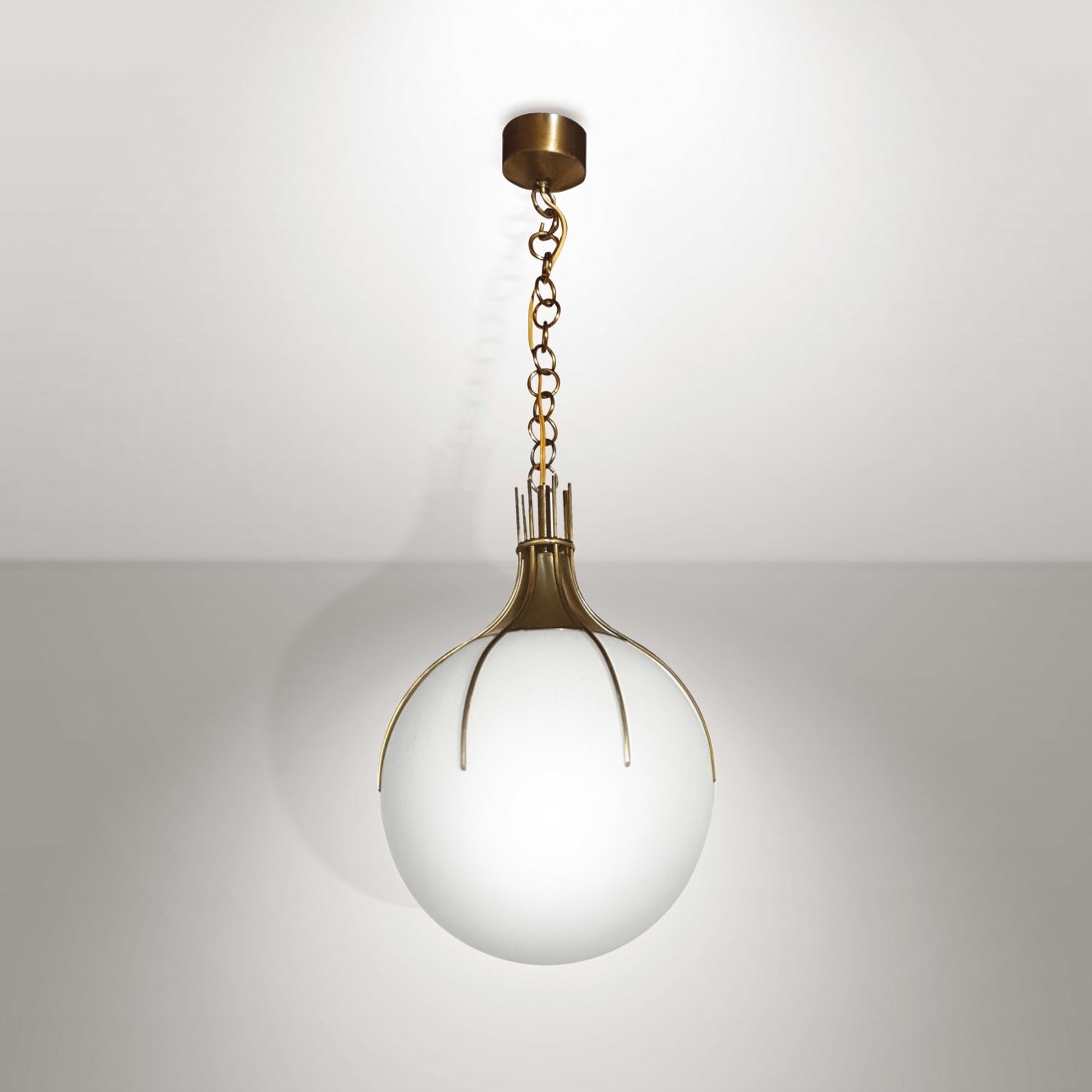 Arredoluce,: Lampada a sospensione con struttura in ottone e diffusore in vetro opalino. Prod Arredoluce. Italia, 1960 ca. cm 80