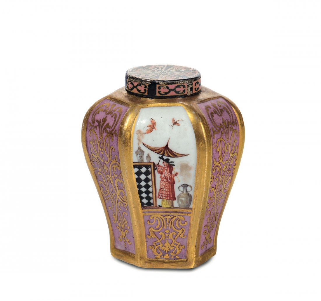 A porcelain tea caddy, unspecified factory, 19th: Porcellana. Marca: Spade blu. Altezza cm 8,8 Una sbeccatura. Coperchio in metallo Di forma esagonale Ã© decorata a cineserie alla maniera di Meissen