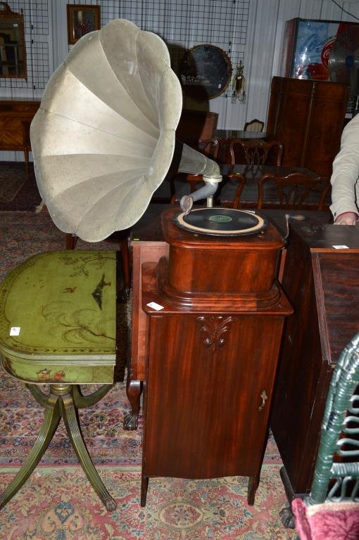 PHONOGRAPH WITH LG MORNING GLORY HORN: PHONOGRAPH WITH LG MORNING GLORY HORN