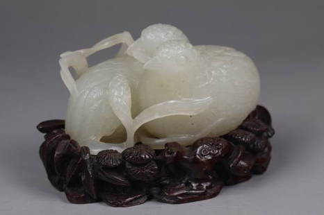 AN CHINESE QING DYNASTY CARVED WHITE JADE，: AN CHINESE WHITE JADE CARVED FIGURE OF TWO RESTING BIRDS WITH STAND,Jade carved birds on tree with a wooden stand carved to be bird net like figure. 4cm X 6cm