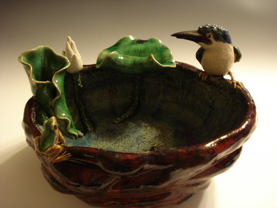 AN ANTIQUE CHINESE PORCELAIN WRITING BRUSH WASHER.