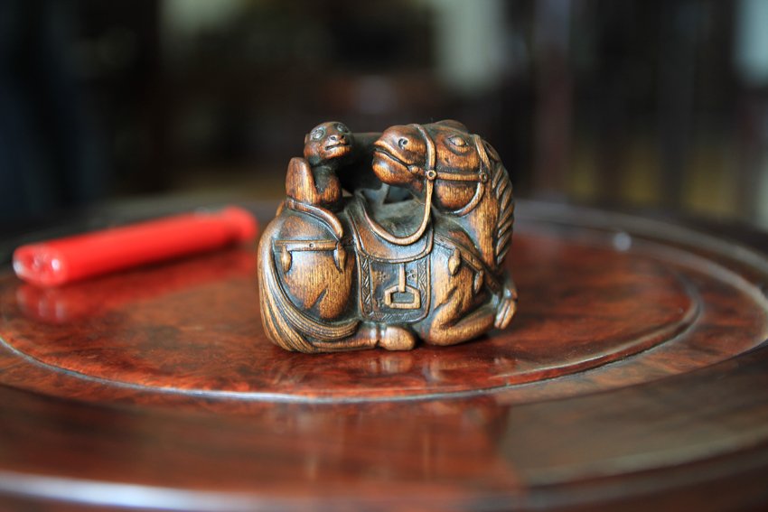 ALOES WOOD MONKEY RIDING ON A HORSE DECORDATION.: A decoration carved with aloes wood showing a monkey riding on a horse. H 4CM X W 5CM. 沉香木雕马上封侯把件.