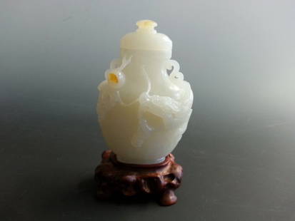 A QING DYNASTY CARVED WHITE JADE VASE?: A Chinese QING DYNASTY CARVED WHITE JADE VASE， H 3.25" 请代和田白玉，花瓶雕刻