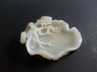 A QING DYNASTY CARVED WHITE JADE BRUSH WASHER.: A Qing dynasty chinese carved white Jade Writing brush washer L 4.25" X W 3.25“" 清代和田白玉(老工雕刻)