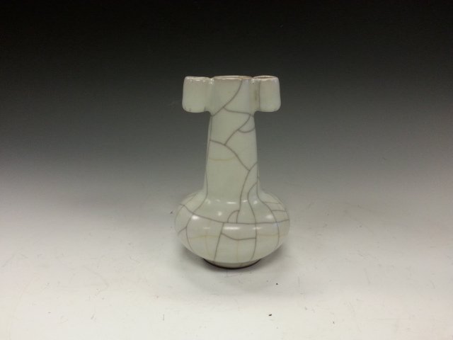 AN WHITE GLAZED CRACK MARKS PORCELAIN VASE: AN WHITE GLAZED CRACK MARKS PORCELAIN VASEA vase with lower half to be wide and has long neck on the upper half. There are two handles that are cylinder shape attached next to the neck. White glazed o