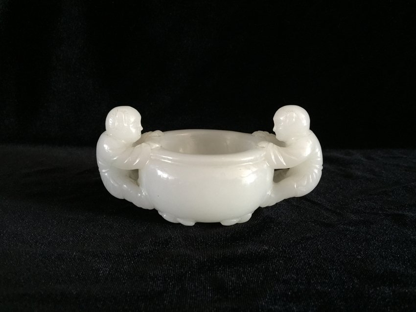 WHITE JADE TWIN KIDS BRUSH WASHER: White jade carved brush washer with a pair of handle carved to be two children looking into a container. Both kids are short and are simply dressed.