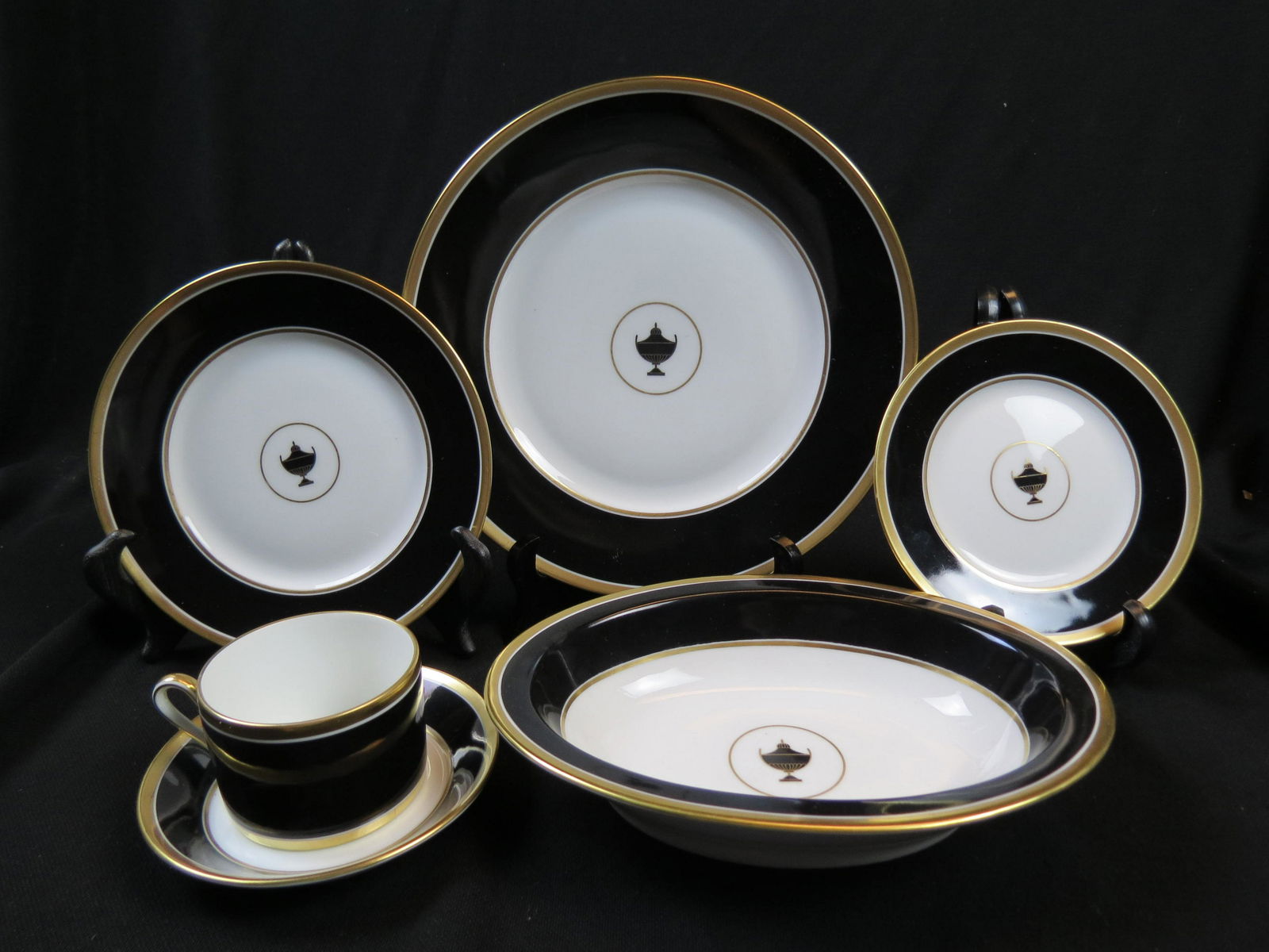 42 pc. Richard Ginori China Service for 8 (1 of 6)