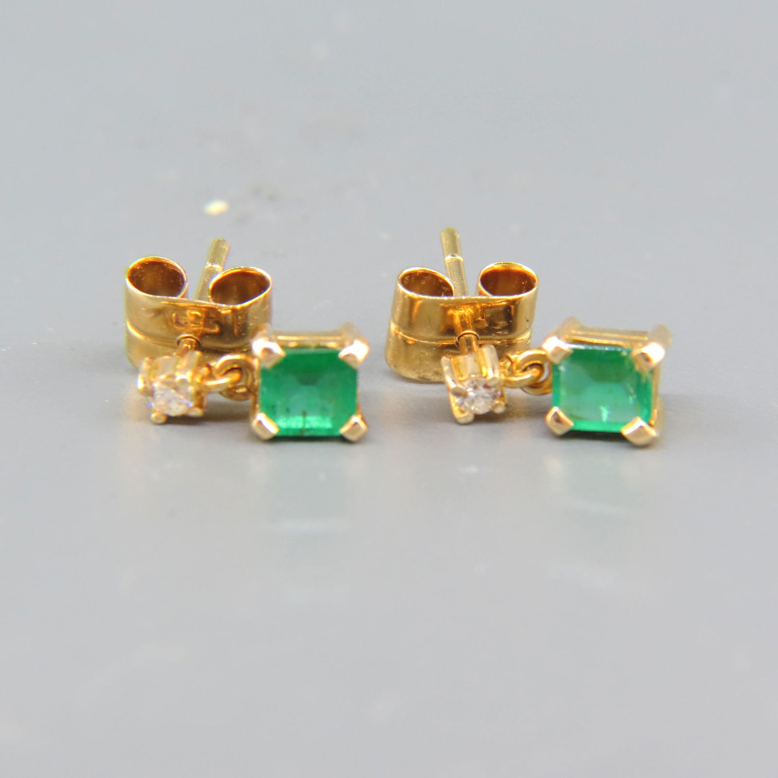 Emerald 18K Yellow Gold Earrings (1 of 7)