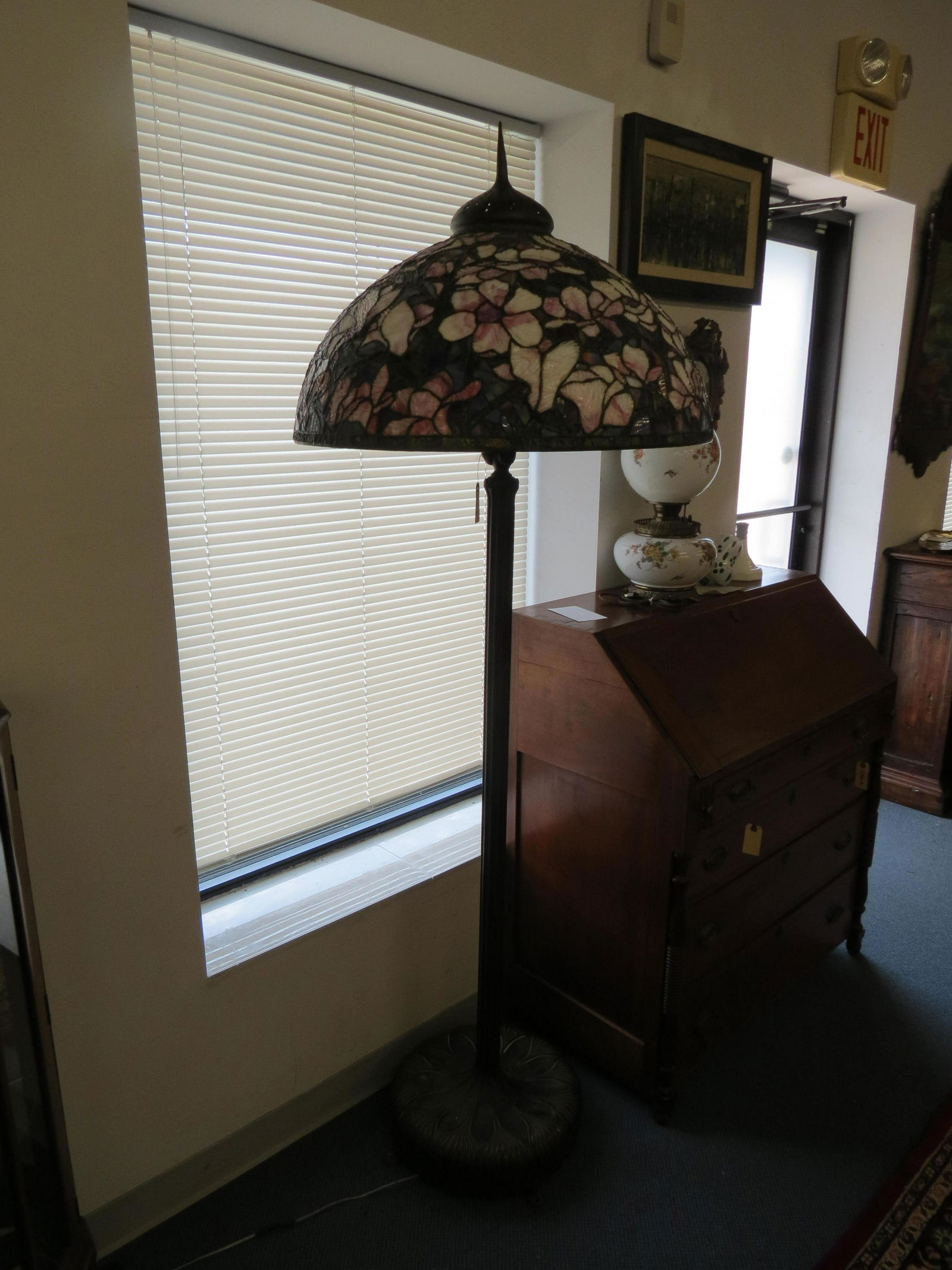 Fine Leaded Glass Floor Lamp, "Magnolia" Tiffany Style (1 of 6)