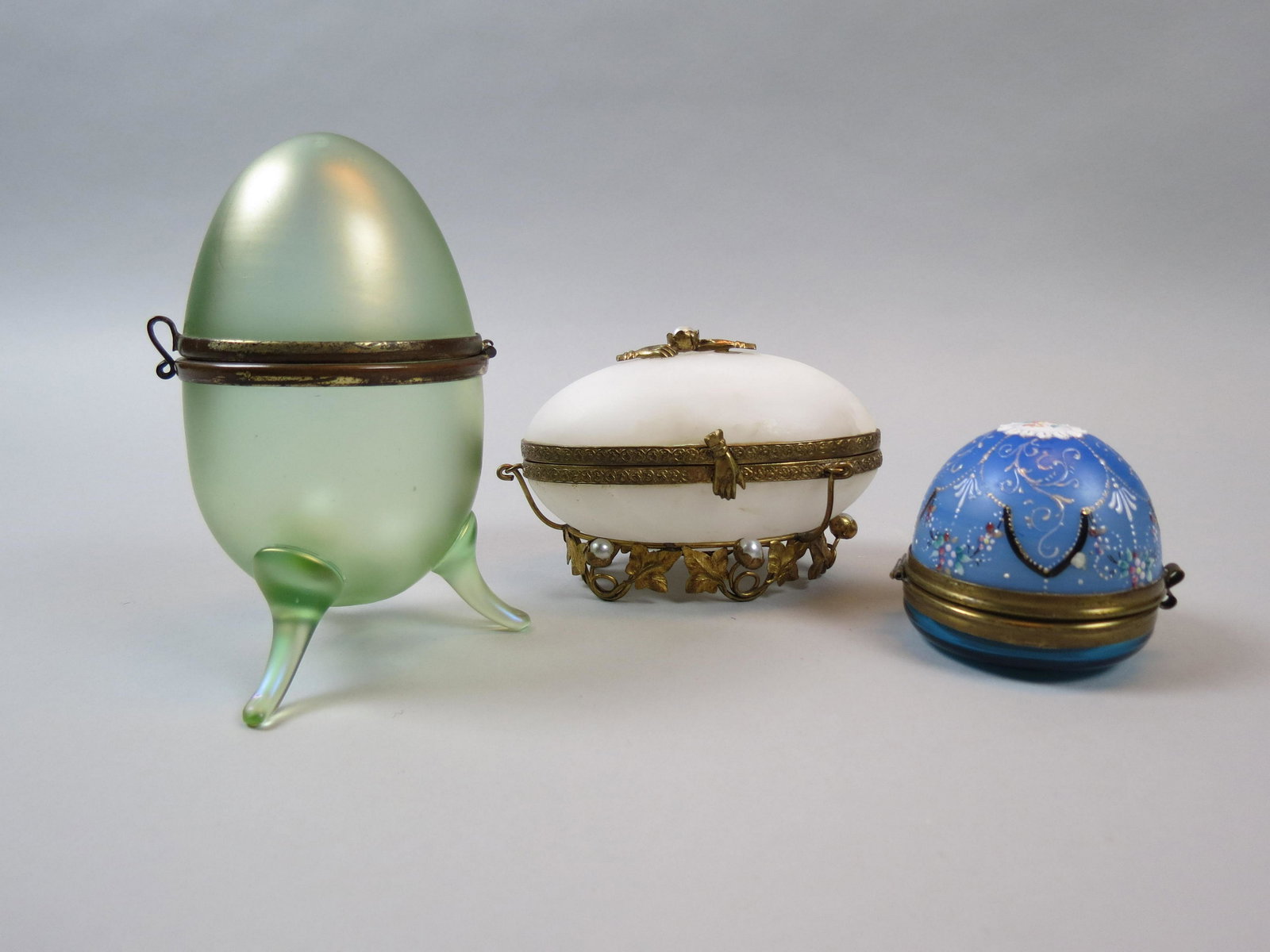 3 Victorian Art Glass Dresser Boxes, (1 of 12)