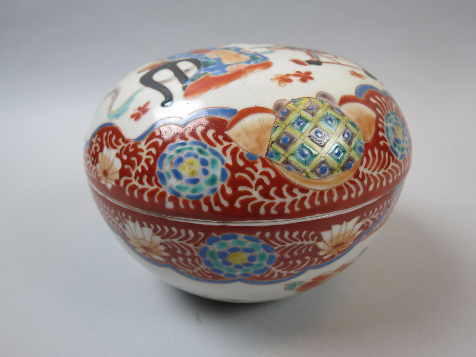 Japanese Kutani Porcelain Round Box, Samurai & Geisha, (1 of 5)