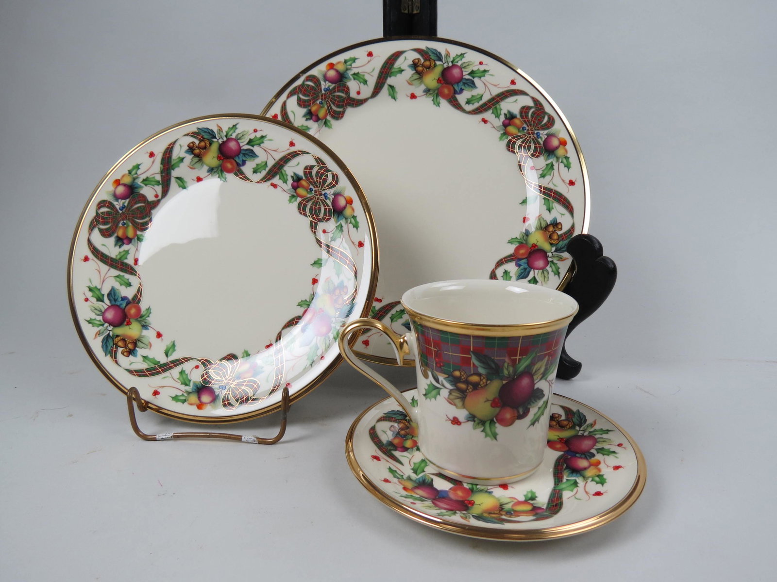 98 pcs. Lenox Holiday Tartan China & Linens; (1 of 8)