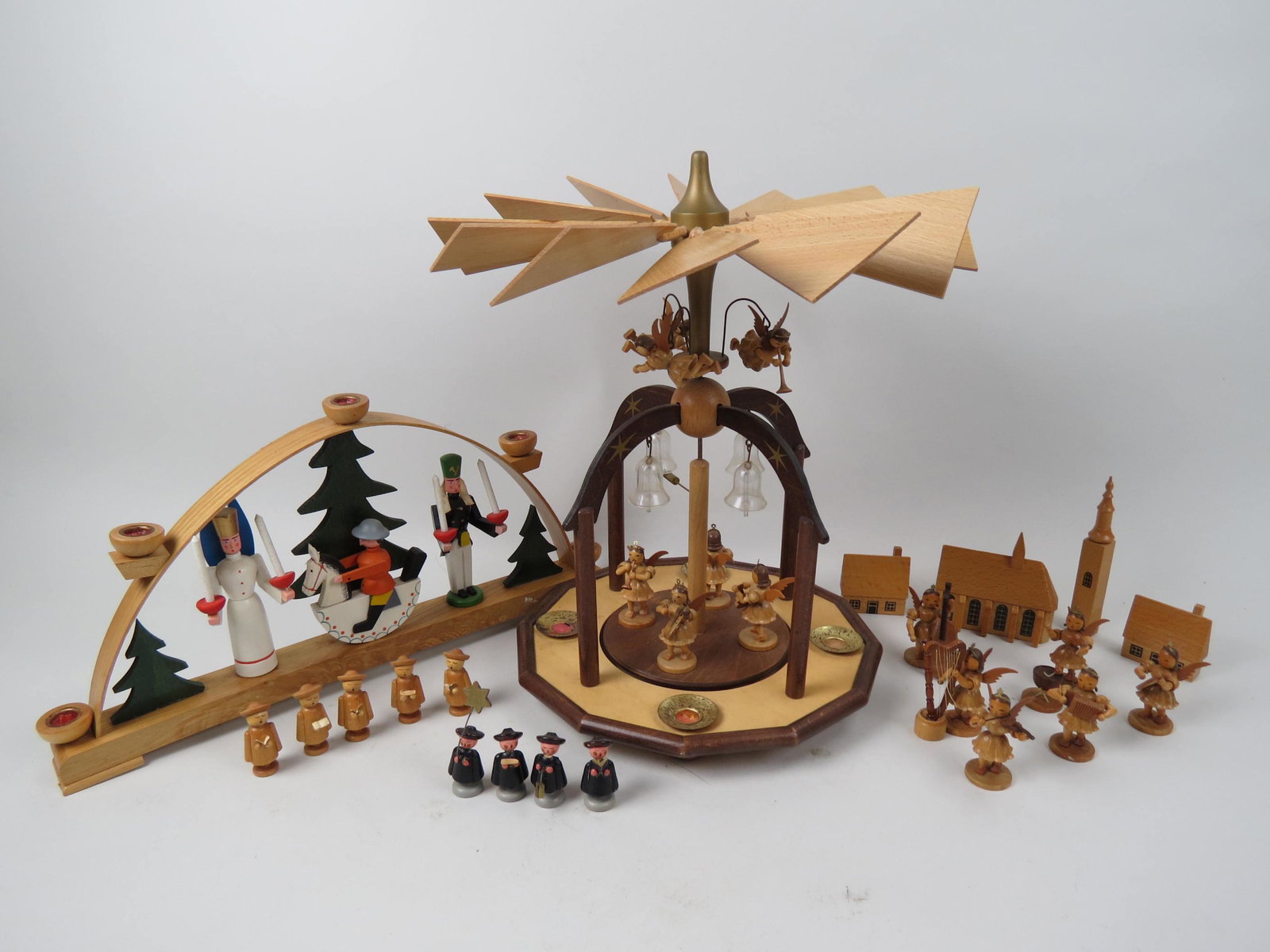 Piramide Natalizia & Carved Wood Christmas Items, (1 of 7)