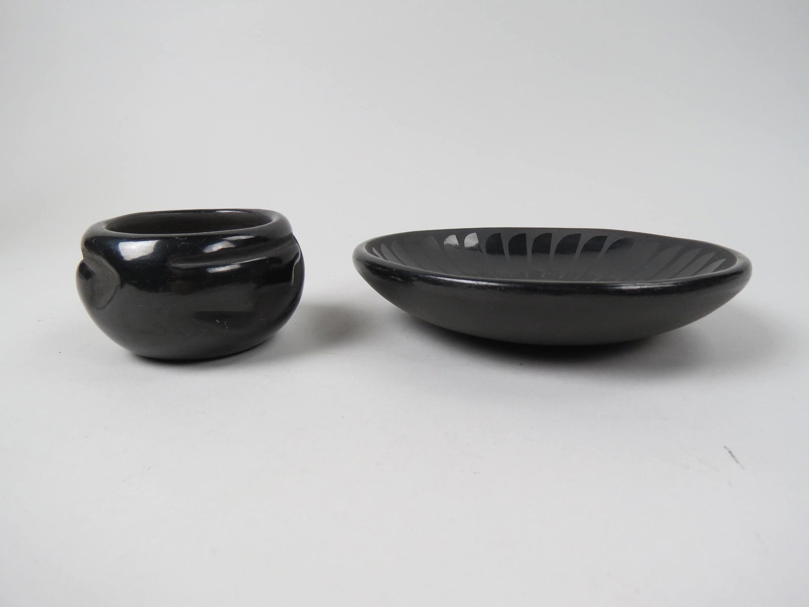 2 pcs. Santa Clara Indian Pottery Maria Martinez Feather Plate, (1 of 5)