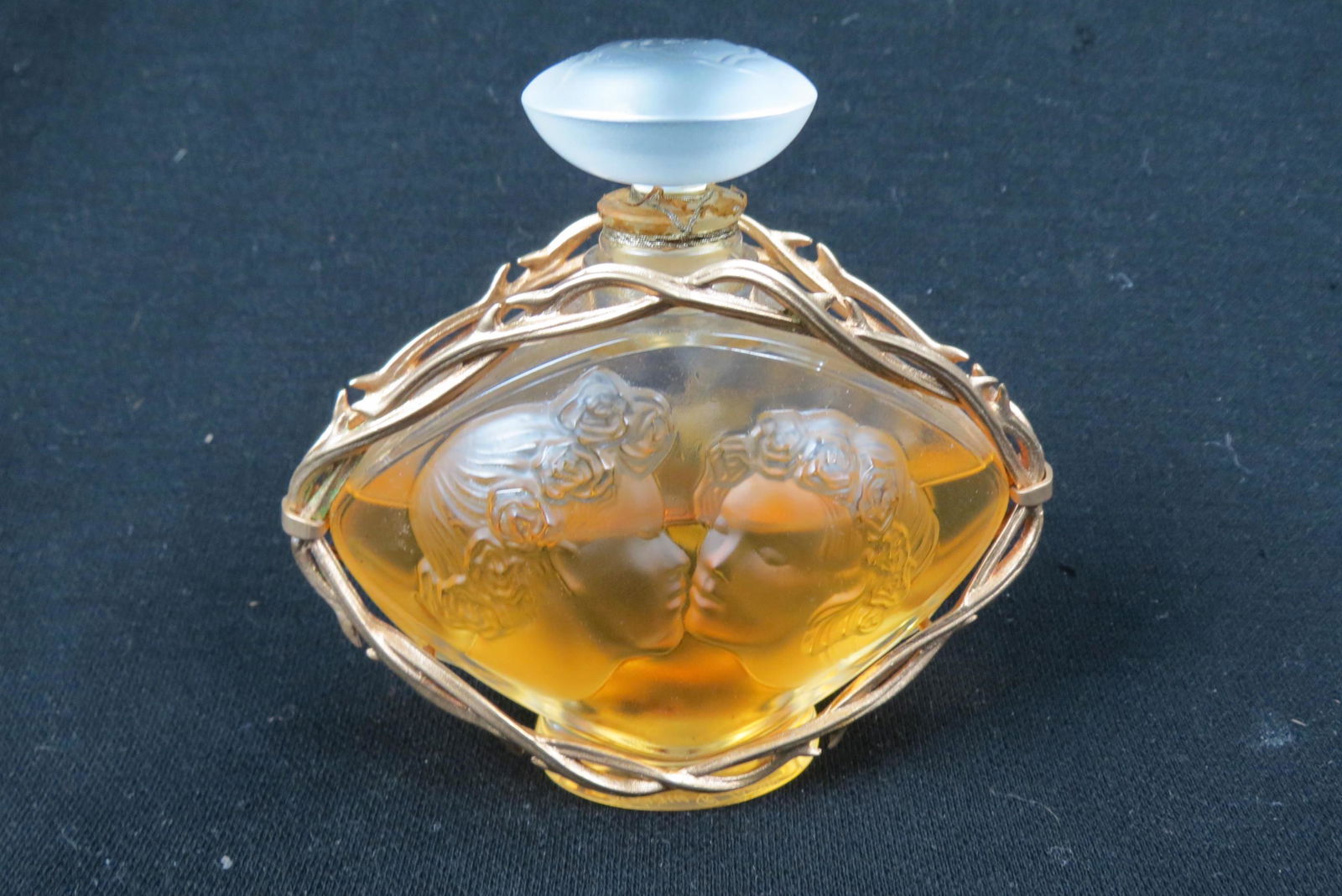 Lalique Crystal Perfume Bottle "Le Baiser", (1 of 5)