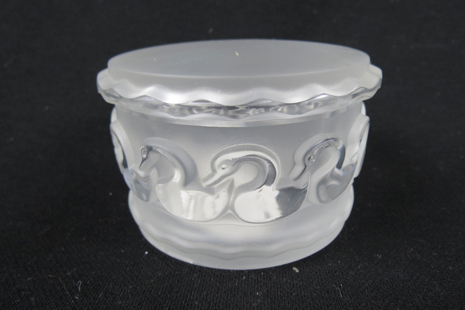 Lalique Crystal Dresser Box "Canards", (1 of 4)