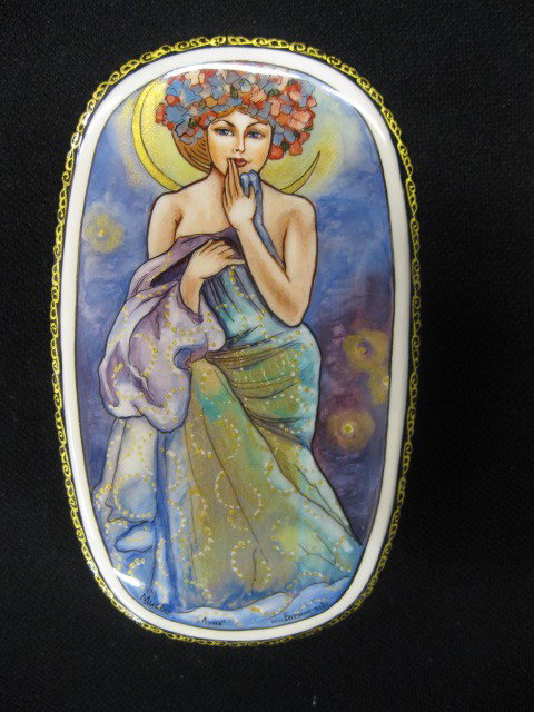 Russian Lacquerware Box, Mocha Style, with young : with young lady, gold trim, 3-1/4" x 5-1/4", signed, excellent