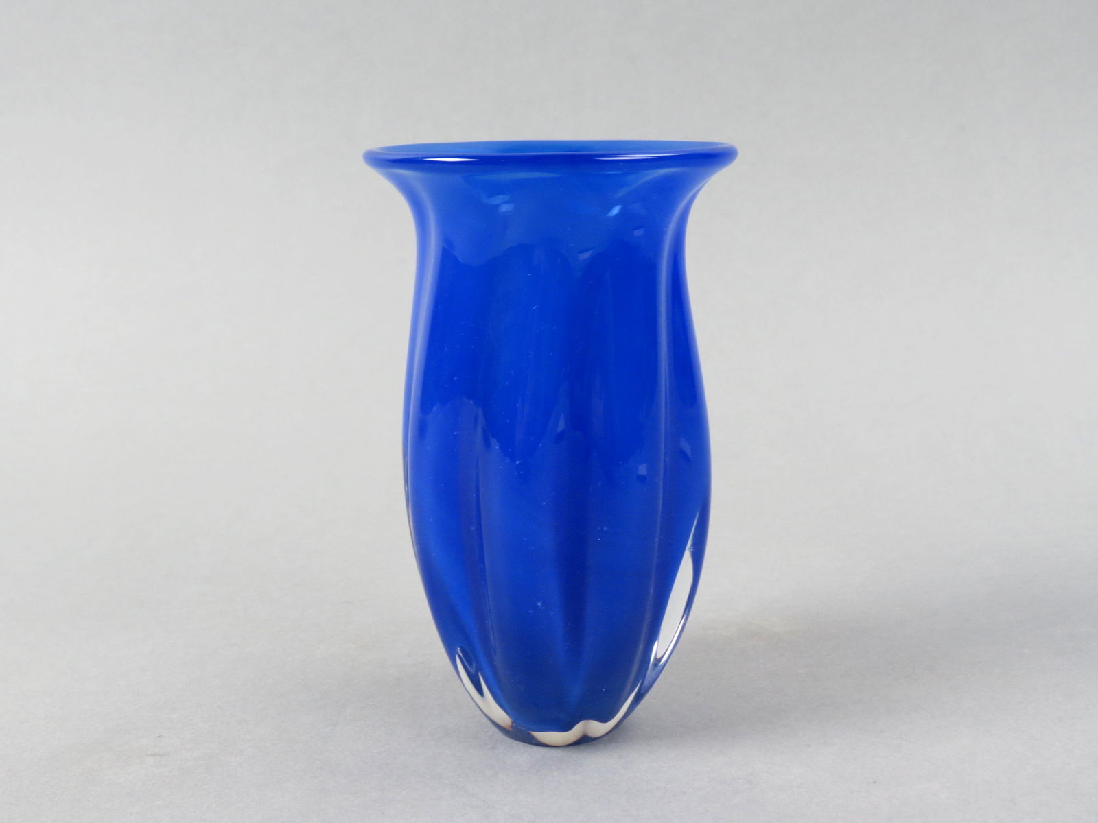 David Lotton Studio Art Glass Vase, sapphire blue, ribbed, 5", original label,  excellent. (1 of 4)