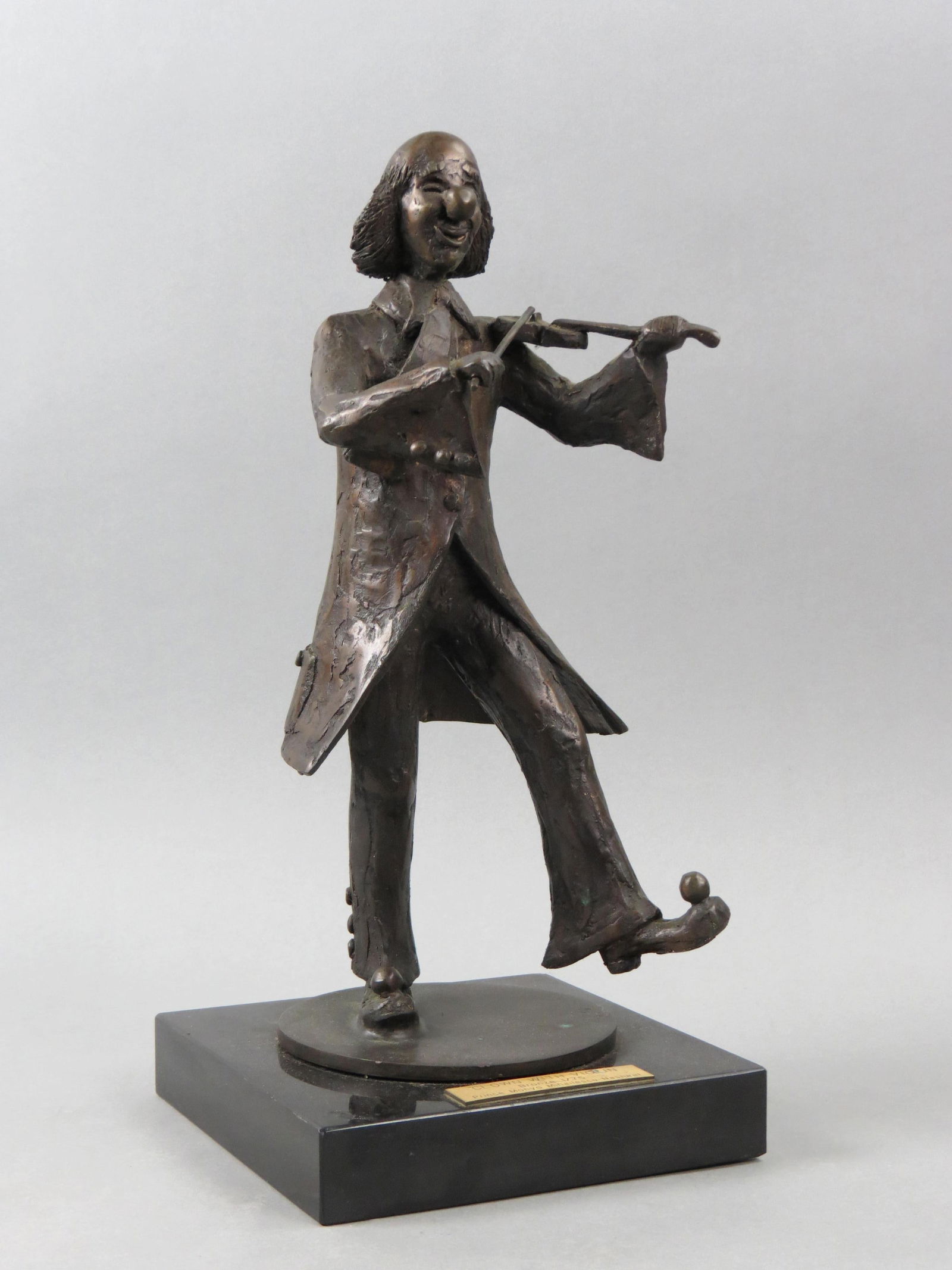 Bronze Sculpture "Clown with Violin" by Prince Monyo Mihailescu-Nasturel, black marble base, #1 of: Bronze Sculpture "Clown with Violin" by Prince Monyo Mihailescu-Nasturel, black marble base, #1 of 75, this first one cast was presented to close friend of artist, signed, 17" tall, well listed artist