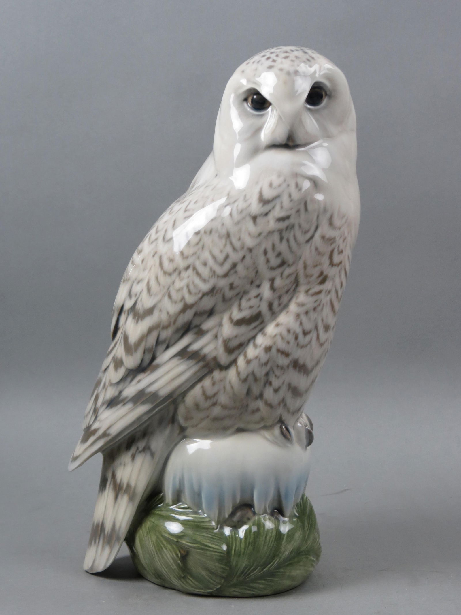 Royal Copenhagen Figurine "Snowy Owl" #1829, (1 of 6)