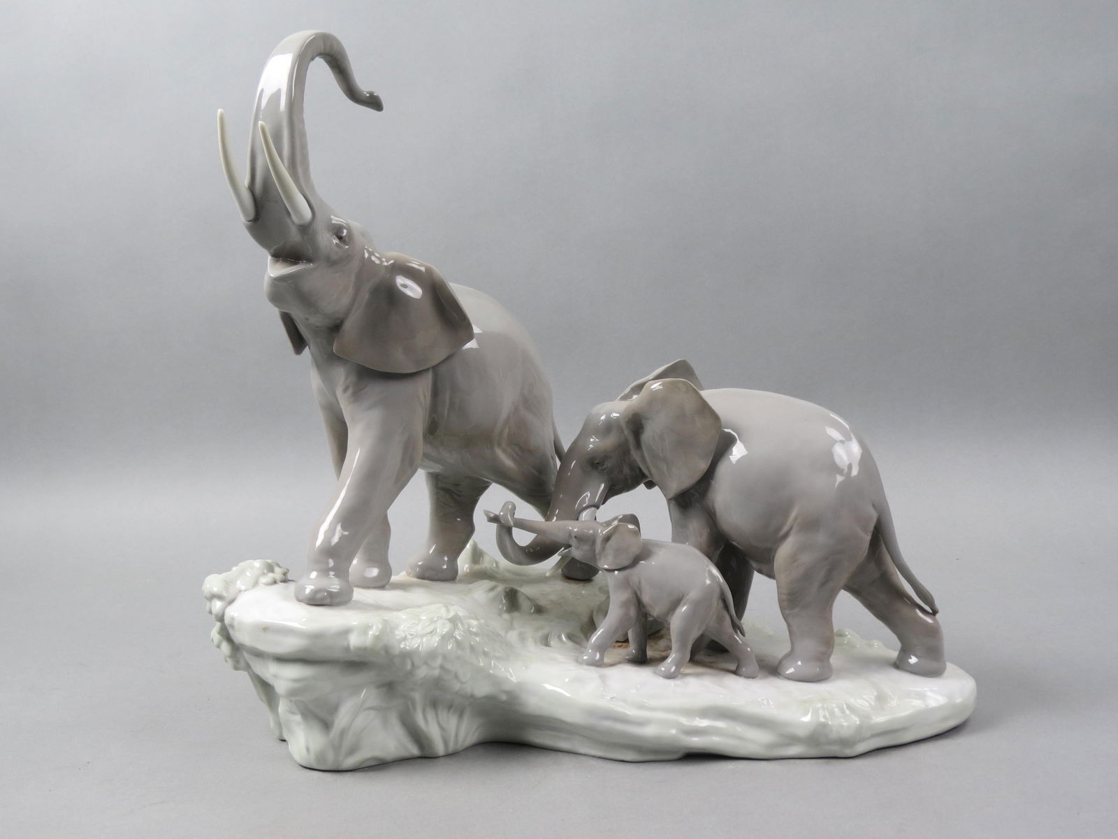 Lladro Figurine "Elephants" #1150, (1 of 9)