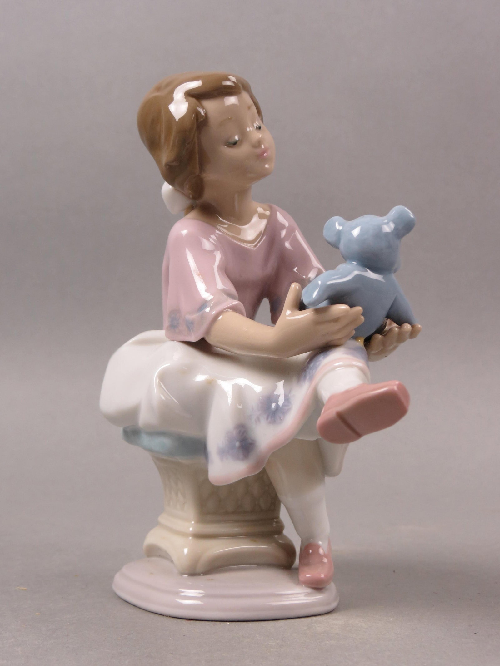 Lladro Figurine "Best Friend" #7620,: 6 1/2", issued in 1993 at $195.00, excellent, with box..... Due to fragile nature of the Lladro figurines (fingers and flowers mostly) if you want them shipped by in-house shipping we will no longer b
