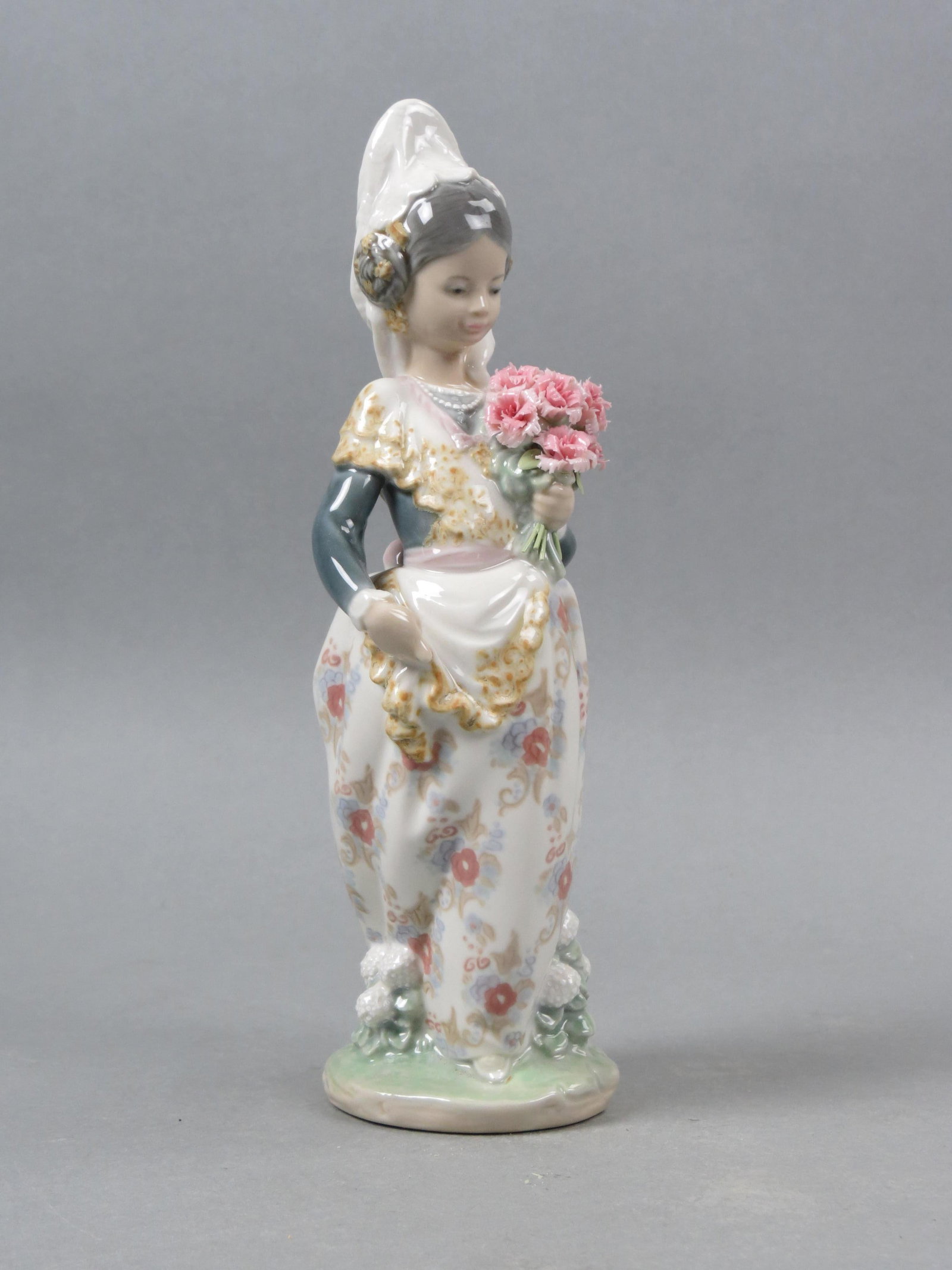 Lladro Figurine "Valencia Lady" #1304, (1 of 6)
