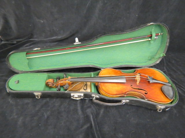 Old Violin,: Maggini on interior label, modern case, with bow. label inside reads "from the violin studios Ditson Company, Boston, New York, Philadelphia, USA" other appears to say " faciebat Brefciae A.o 1695"