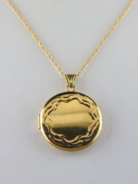 18k Gold Locket,: fine engraved 3/4" diameter locket on 18" chain, all yellow gold, 6.2 grams.