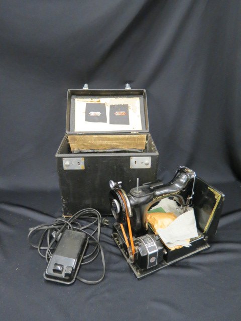 Singer Featherweight Sewing Machine,: with case.
