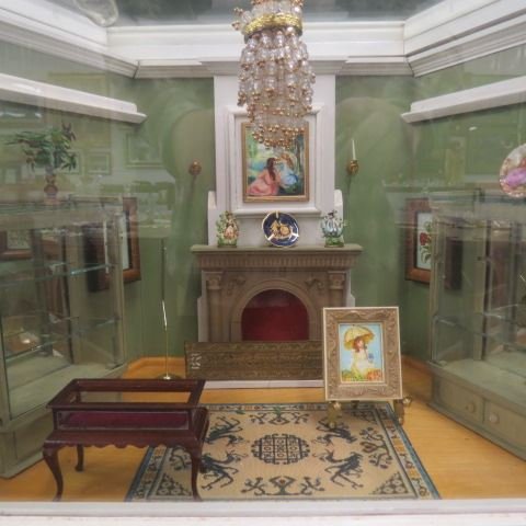 Miniature Diorama Dollhouse,: with artwork, furniture & more, 15" x 22".