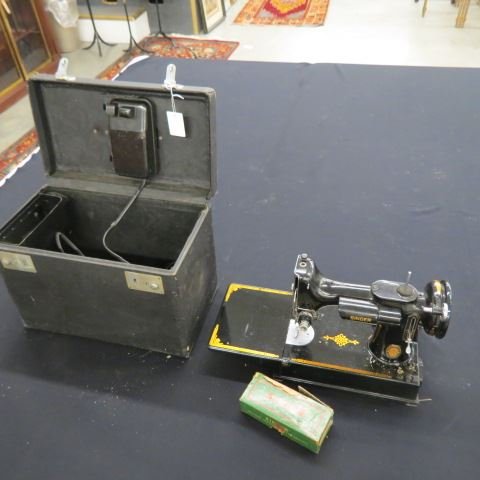 Singer Featherweight Sewing Machine,: in original case.
