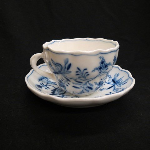 6 Meissen Blue Onion Cups and Saucers, (1 of 3)