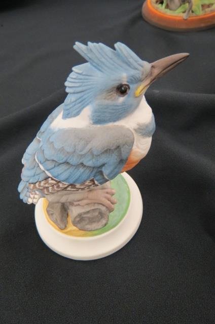 Boehm Porcelain Bird Figurine,: "Fledgling Kingfisher", #449, 6", excellent...Boehm is the collector's name for the porcelains of Edward Marshall Boehm. In 1949, Boehm had developed a hard-paste porcelain that he used to make sculpt