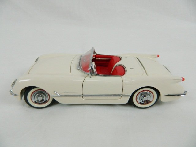 1953 White Corvette Franklin Mint 1:24: 1953 White Corvette in Excellent Condition 1:24 Die Cast Franklin Mint. Hood, Doors, and Trunk open. Red Interior With Red Felt Carpet. Original Tag -No box,Styrofoam, or certificate is included.