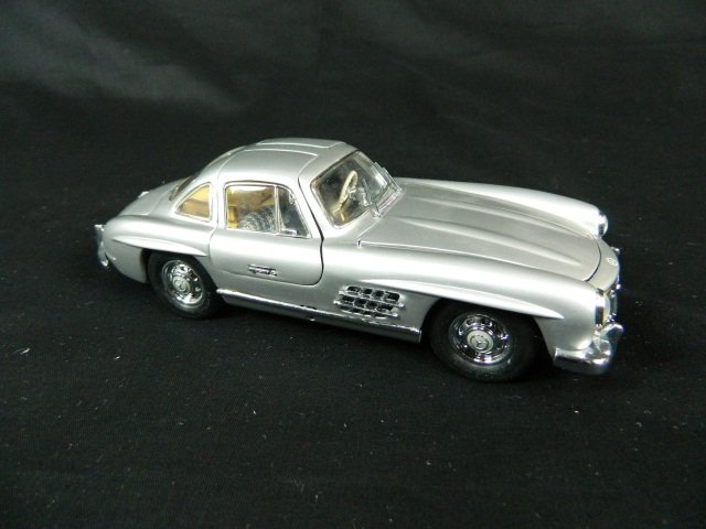 Franklin Mint 1954 Mercedes-Benz 300Sl 1:24: Franklin Mint Precision Models -Great Condition! -Hood, Trunk and Doors Open -Steering Wheel Turns Front Wheels -Has Original Tag -Made in Hong Kong -No box,Styrofoam, or certificate is included.