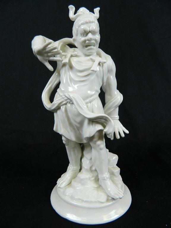 Vtg. Fitz And Floyd Warrior Ceramic Statue F22120: Up for auuction is a vintage ceramic warrior statue made by Fitz and Floyd inc. It is in great condition! The bottom reads F22120 Fitz and Floyd, Inc. MCMLXXVI. the statue stands about 11.75 inches ta