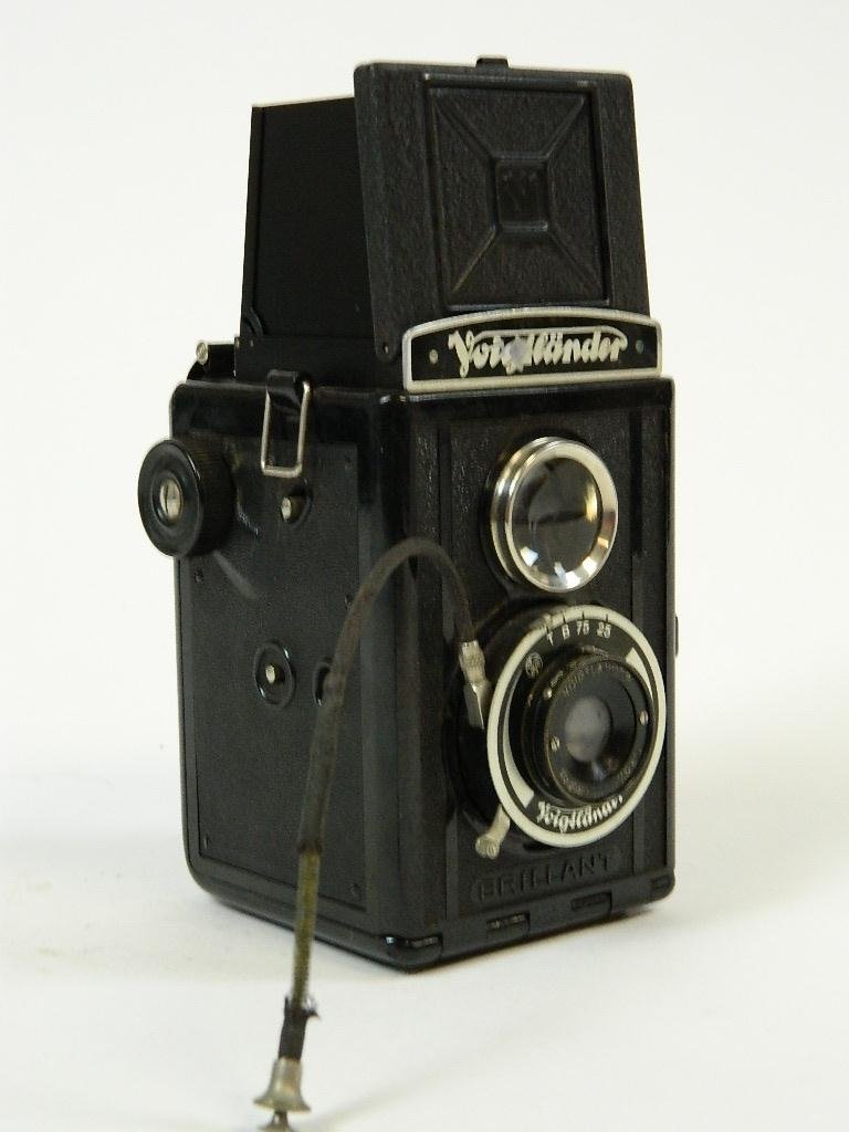 Voigtlander & Sohn Model Brilliant Camera w/ Case: This is a Voigtlander &Sohn (Braunschweig Germany) Brilliant camera from around 1937. It is in its original leather carrying case.