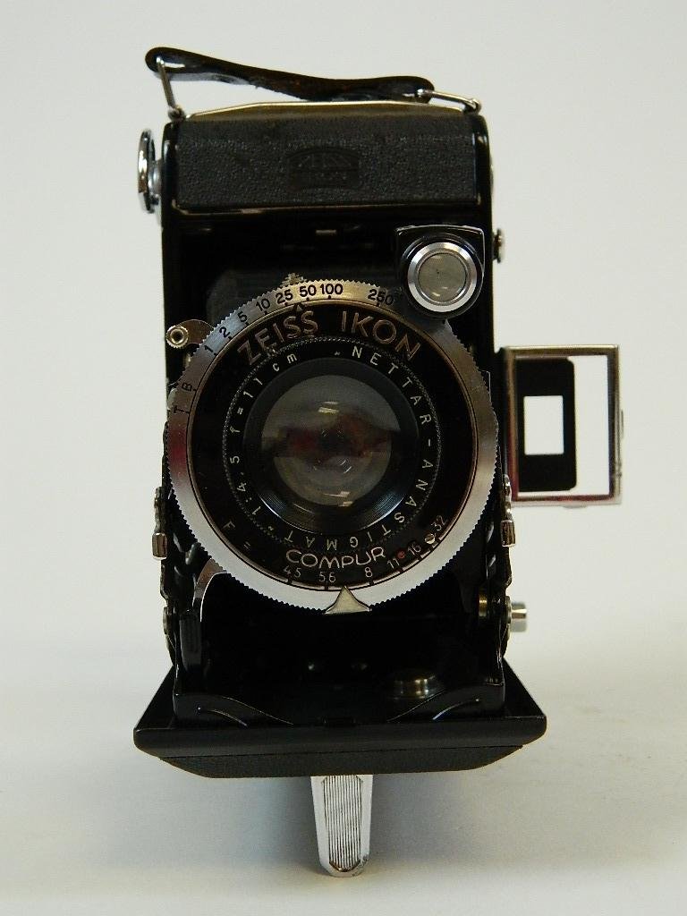Vintage German Zeiss Ikon Neitar 515/z Camera: This auction item is a Zeiss Ikon:Neitar Model 515/z camera from Germany about 1937 to 1941.
