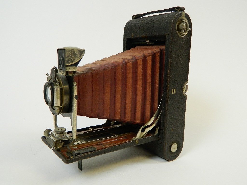 Vintage Kodak No.3-A Folding Pocket Camera: This fantastic auction item is a No-3A Folding Pocket camera Model B-4. It is from about1903-1915. The camera still comes in its Red Bellows and Cherrywood Black Case.