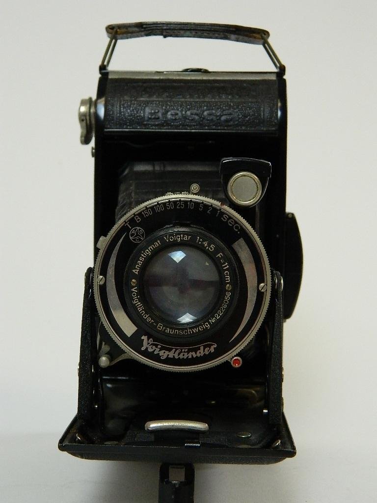 Vintage Voigtlander Bessa Camera w/ F=11cm Lens: Up for auction is a Voigtlander Bessa Camera with 1:4.5 Lens. These were made from 1931 to 1949.