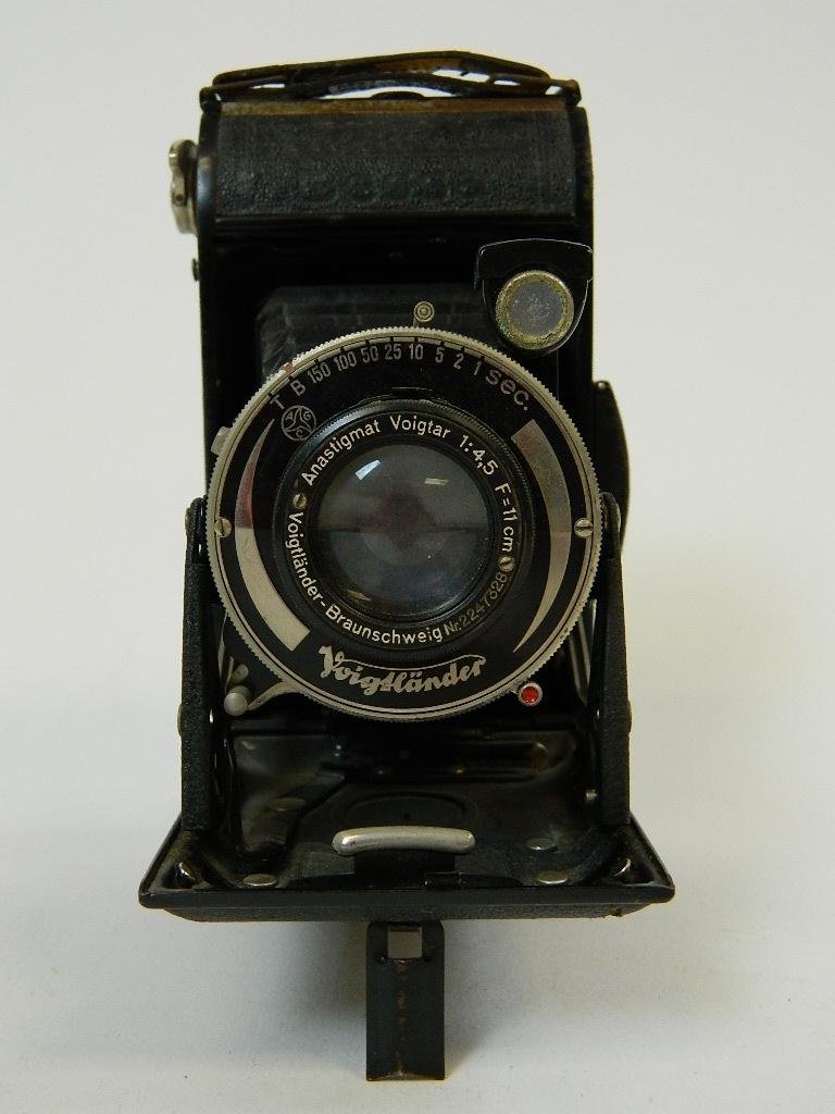 Vintage Voigtlander Bessa Camera w/ 11cm Lens: This auction lot consists of a Voigtlander Bessa camera made in Germany from 1931 to 1949. Written around the lens is "1: 4,5 11 cm."