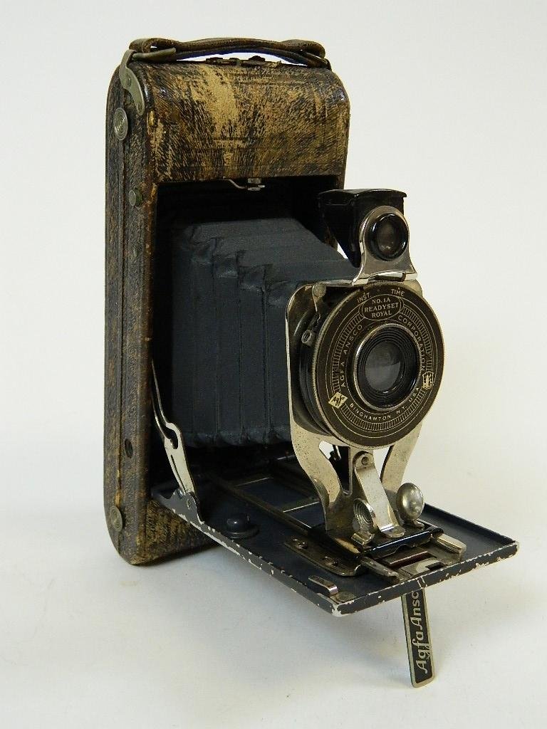 Vintage Agfa Ansco No.1 A Readyset Royal Camera: Up for auction is an Agfa Ansco No.1A Readyset Royal Bellows Camera from about 1930-1940.It has an imitation brown ostrich skin cover.