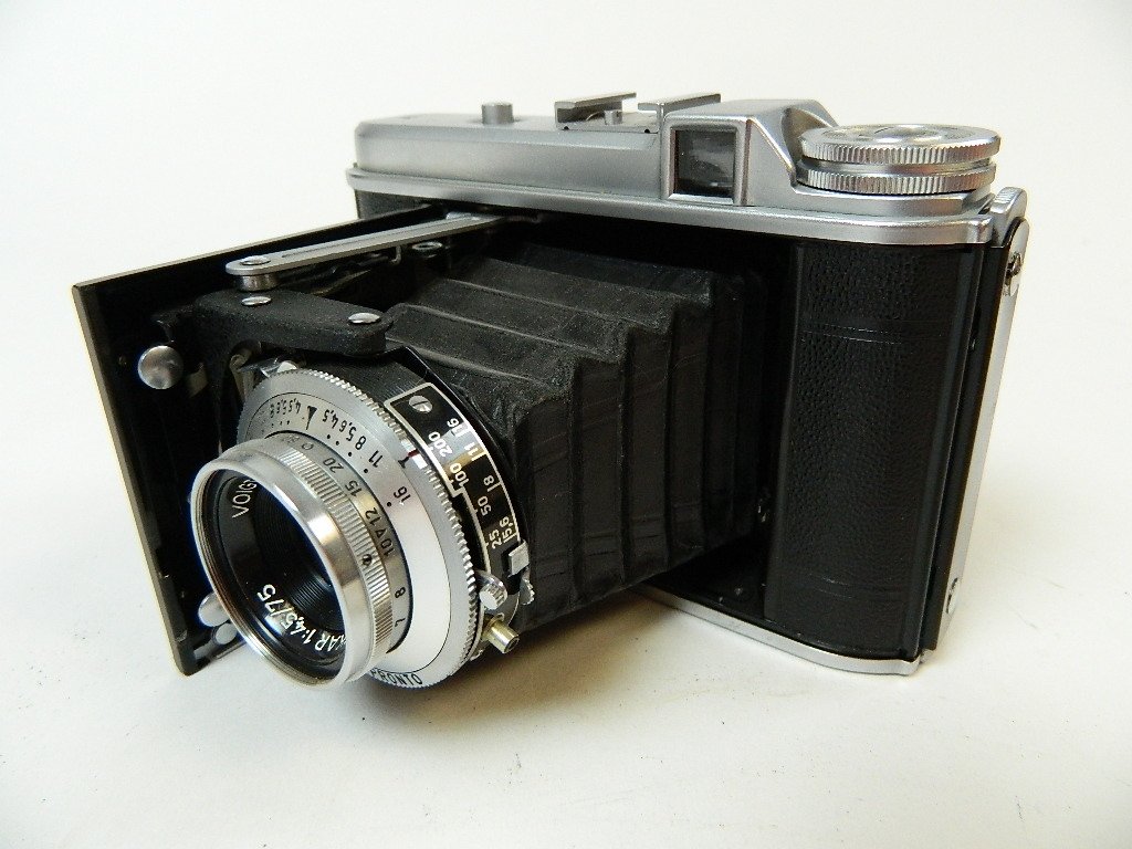Vintage Voigtlander and Sohn AG Perkeo I Camera: Up for auction is a unique Voigtlander and Sohn AG Perkeo I Camera. From Braunschweig, Germany 1950. Comes with leather camera case.
