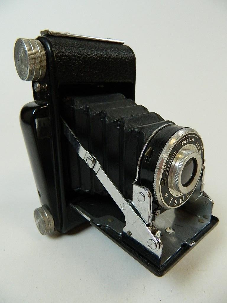 Vintage 1950 Sears Riebuck Tower 50 Camera: Up for auction is a Tower 50 Camera from Sears Roebuck and Co. The camera was made in 1952.