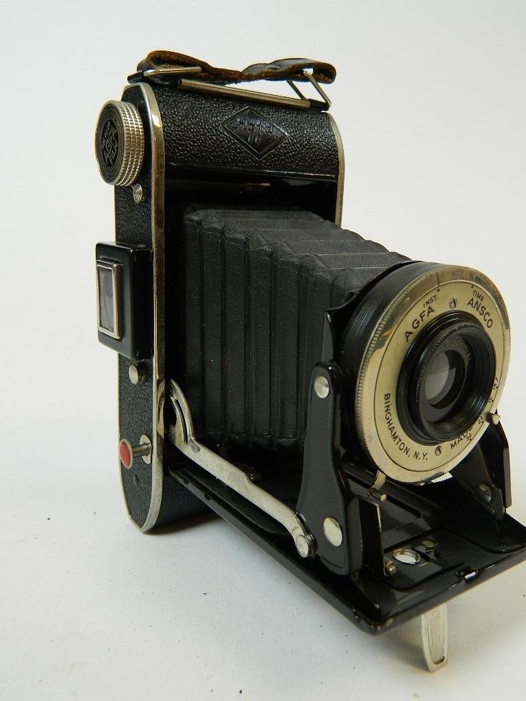 Vintage 1935 Agfa Readyset Special Camera: This auction item is a vintage Agfa Readyset Special Camera from 1935.