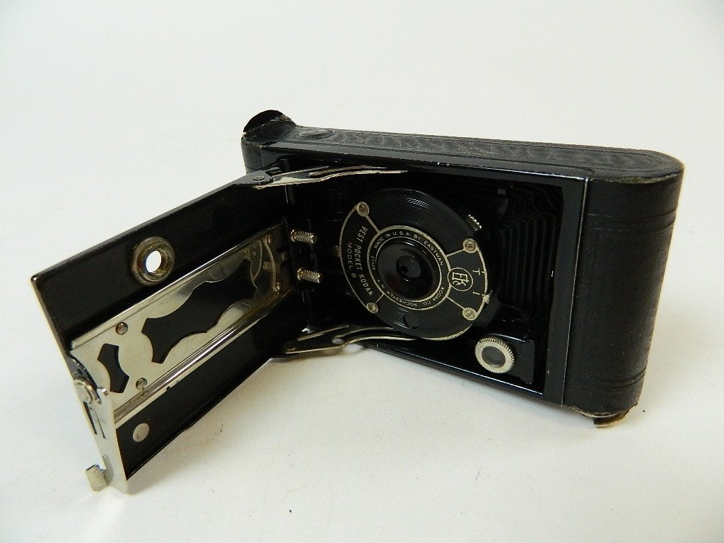 Vintage Eastman Kodak Vest Pocket Model B Camera: This auction lot consists of an Eastman Kodak Co. Vest Pocket Model B Camera. From 1925-1934, this camera comes with its original box.