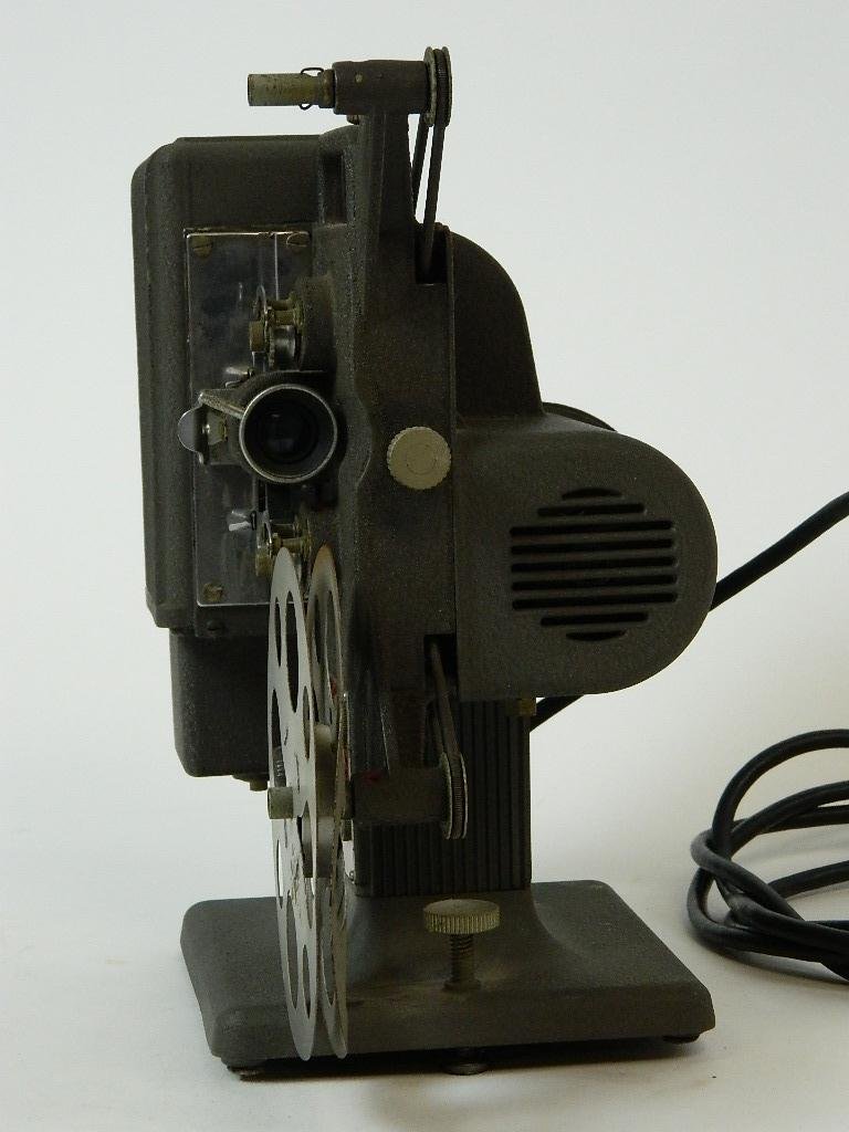 Vintage Kodascope Eight mm -33 Projector: Up for auction is a vintage Kodascope Eight-33 Movie Projector.
