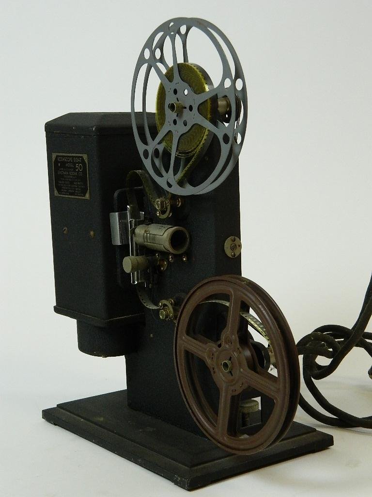Vintage Kodascope Eight Model 50 8 mm Projector: This auction lot is a Kodascope Eight Model 50 8 mm projector. This beauty holds 200 ft. of reel . Made in 1932.